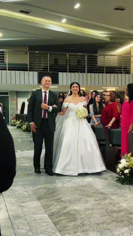 Momento emocionante da entrada da noiva🥹🤳🏾 . . . . . #noiva #casamento #fy #portoalegre 