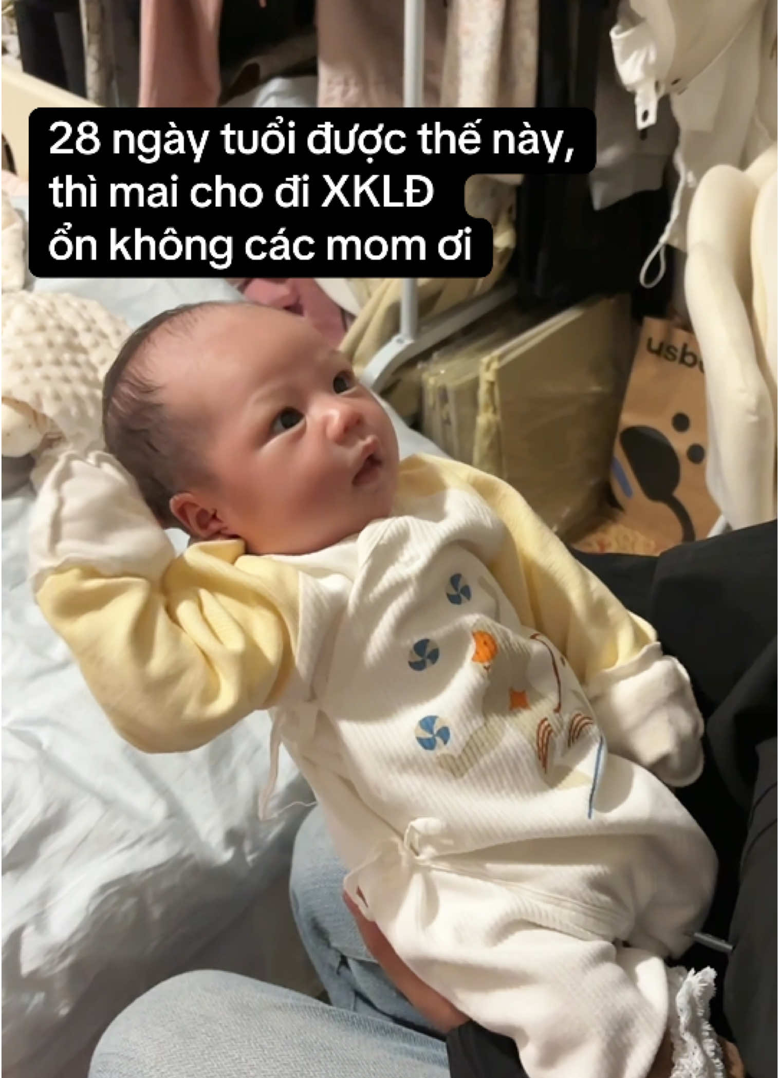 28 ngày tuổi chắc đủ lớn để cho đi XKLĐ rồi các mom ha 🤭🤣 #embedangyeu #embe #babiesoftiktok #mebimsua #embebebibo 