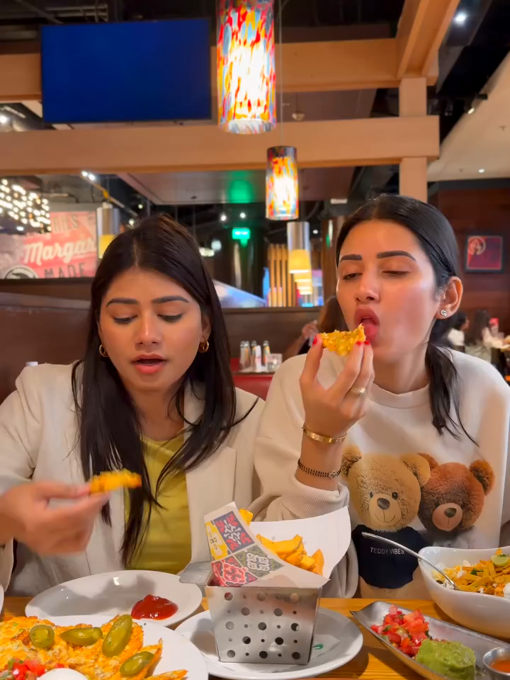 ननंद भाभी ने खाया फ्री का खाना 😱