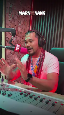 Dalihan Na Tolu bukan sekadar adat. Ia adalah cara kita menjaga hormat, merawat hubungan, dan menghangatkan kebersamaan. Di mana kita berdiri, di situ kita saling menopang. #DalihanNatolu #HulaHula #DonganTubu #Boru #Batak #fyp #Tiktok #ZonaBatak #zonabatak #AdatBatak