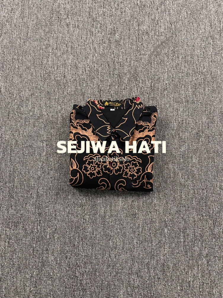 bahan adem,nyaman saat dipakai dan yang pasti tetap stylish di acaraa manapun 🫵🏼 #alisabatiksolo #kemejabatikslimfit #kemejabatiklenganpanjang