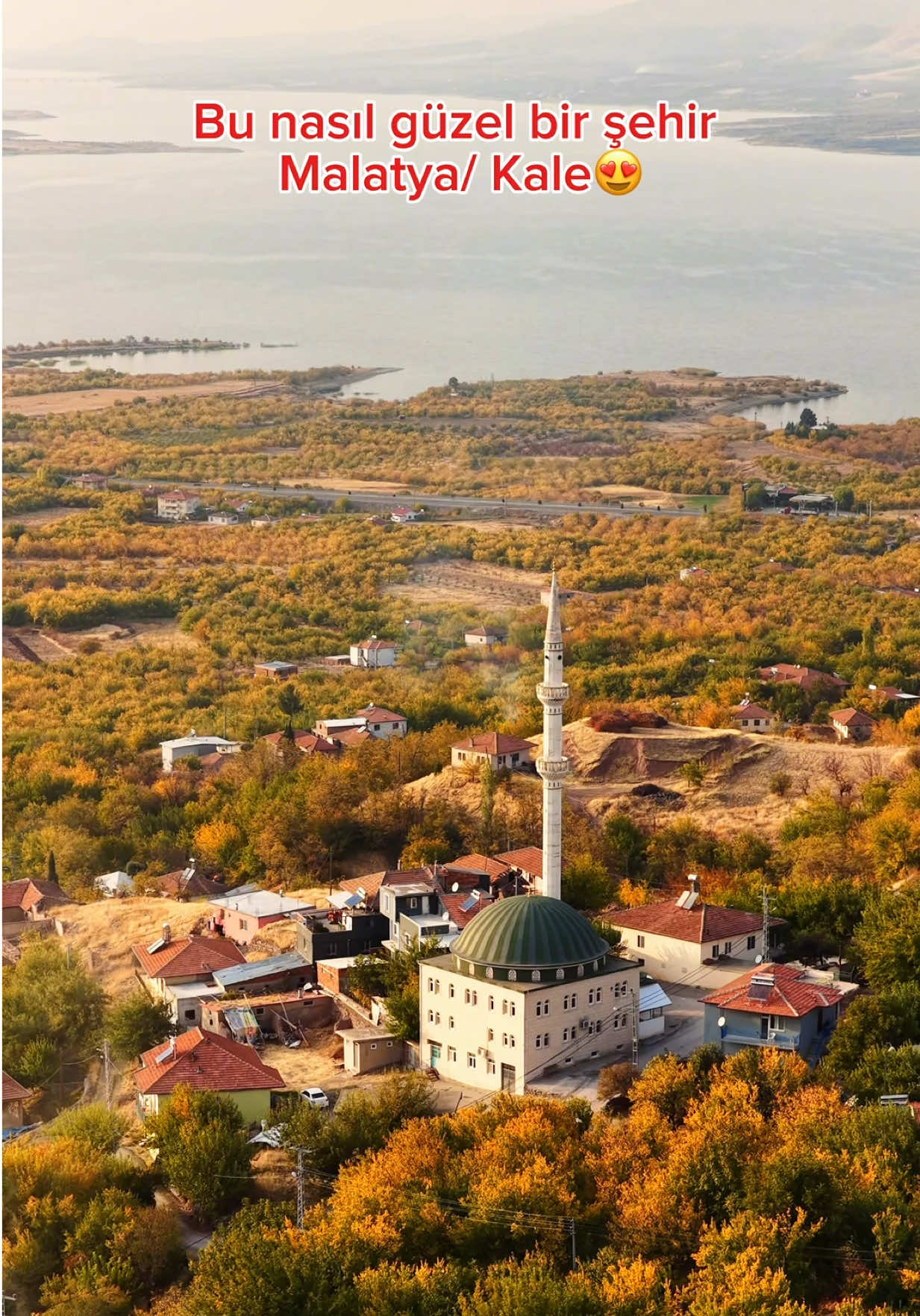 Nasıl güzel bir sonbahar😍 Burası Malatya’nın Kale ilçesi. Kayısı ağaçlarının sararması ile gerek ötesi görüntüler oluşmuş☺️❤️ Sizce de çok güzel değil mi? #malatya #malatyakale #sonbahar #doğa #fırat  