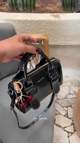 Ihhh suka bgt modelnya lucu 🖤🖤🖤 #taswanita #tasselempang #bostantenbag #fyppppppppppppppppppppppp 