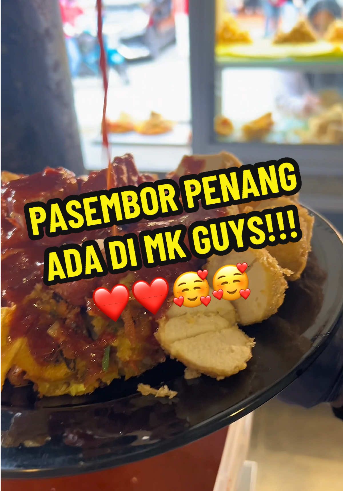 Minum petang jom pekena Pasembor Penang! 😋 Cuaca hari ni pun elok je, tak panas sangat — ngam kalau nak lepak lama sikit dengan kawan-kawan sambil borak santai. Tapi lepak tanpa kudapan memang tak lengkap kan? Apa kata korang cuba Pasembor Penang MK — boleh mix ikut selera, dari cucur, tauhu, kentang, sampai sotong dan telur rebus, semua ada! Paling best bila cicah dengan kuah pasembor pekat manis MK, memang padu weh! 😍 ✨ Jom singgah MK petang ni, pekena pasembor sambil hilangkan penat kerja. Baru syok minum petang!