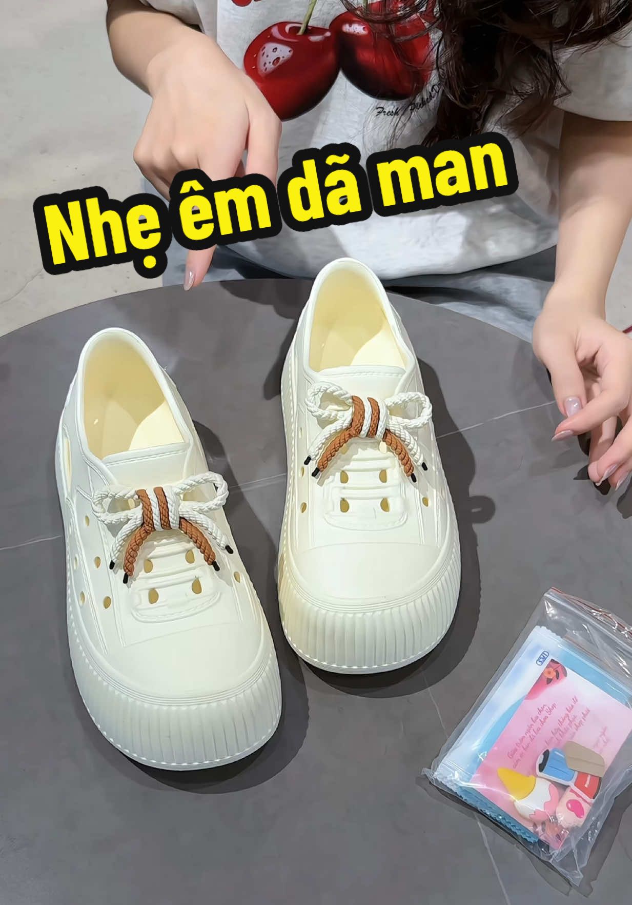 Giày cao su nhẹ êm đi siêu mê #nhungoireview #giaycaosu #giaythethao #muagiayoday 