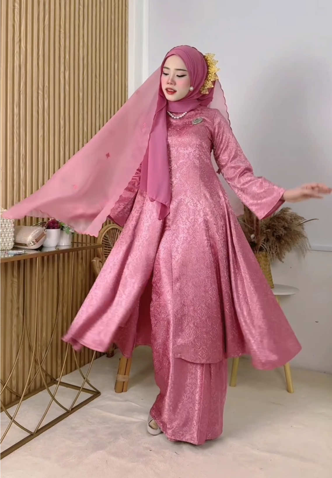 Cantik sangat kalau pakai sekali dengan shawl organza.. Nak buat tunang memang onzz sangat.. shawl pon kita jual tau 😍 #kurungtunang #kurungriau #kurungklasik #raya2026 #irisrafaelhq 