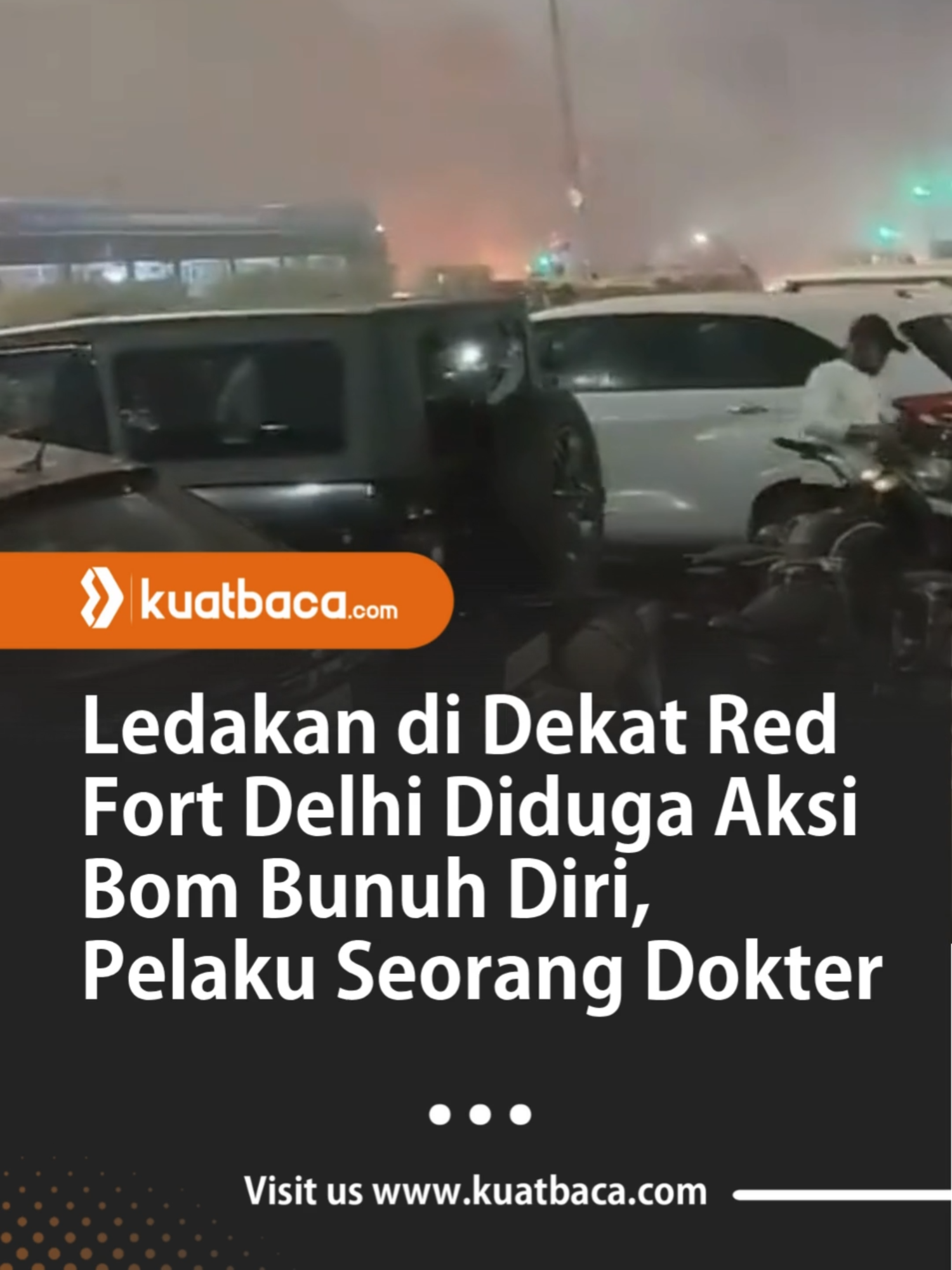 Ledakan besar yang mengguncang kawasan Red Fort, Delhi, India, pada Senin malam dipastikan merupakan serangan bom bunuh diri. Pihak berwenang mengidentifikasi pelaku sebagai dokter Umar Mohammad, yang diduga memicu ledakan dari dalam mobilnya. Menurut laporan media lokal, Umar merupakan pemilik mobil Hyundai i20 putih yang menjadi sumber ledakan. Peristiwa itu menewaskan 9 orang dan melukai sekitar 20 lainnya. Mengutip NDTV, Umar diketahui lahir di Pulwama, Jammu dan Kashmir, pada 24 Februari 1989. Ia bekerja di Al Falah Medical College dan dikenal sebagai ajudan dekat dua dokter lain, Adeel Ahmad Rather dan Mujammil Shakil, yang sebelumnya ditangkap oleh kepolisian Jammu & Kashmir serta Haryana karena keterlibatan dalam jaringan teror “kerah putih”. Ledakan di kawasan bersejarah tersebut kini tengah diselidiki aparat India sebagai dugaan aksi terorisme besar yang melibatkan kelompok terorganisir. #india #crime #infoterkini #connectingideas #kuatbacacom