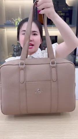 Đựng laptop đi làm cũng sang #tuixach 