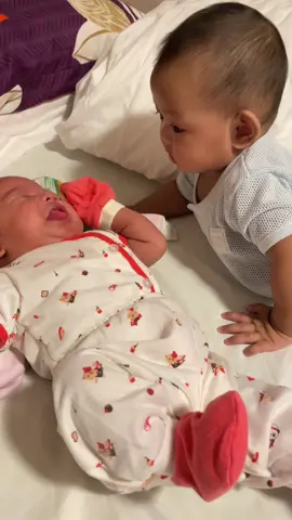 Dah kenapa dik, you pun baby jgk nya 😂 btw dorang cousins ya lahir tahun sama😅 #fyp 