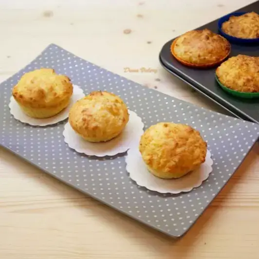 Potrivite pentru pachețel, gustare sau micul dejun ❤️ Ingrediente: 190g faina 1 lingura rasa de zahar 2 lingurite praf de copt 1/2 lingurita sare 200g cascaval dat pe razatoarea fina 120ml lapte rece 120g iaurt gras, iaurt grecesc ar fi indicat 1 ou batut 60g unt topit 1/2 lingurita boia de ardei dulce( optional) piper negru macinat( optional) Modul de preparare îl găsiți pe Blog accesând link-ul de la profil la categoria Patiserie.  #retete #micdejun #fyp #timisoara 