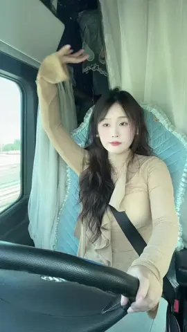 hành trình đến thành phố Nghi Tân, Tứ Xuyên của 2 nữ tài xế Tiểu Vi (1998) và Ling Ling ( 2000).