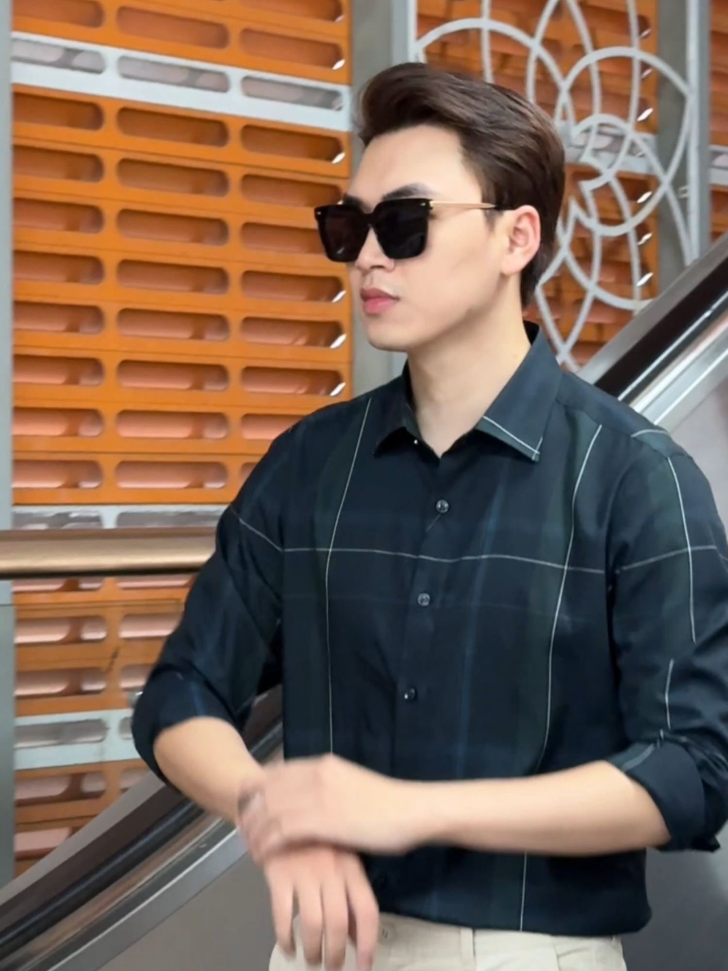 SƠ MI ARISTINO - Áo sơ mi phom Regular Fit suông vừa vặn với hình thể mà vẫn tạo cảm giác thoải mái. Thiết kế ấn tượng với họa tiết Đan Lát độc quyền từ Aristino, tạo nên vẻ lịch lãm và sang trọng cho quý ông hiện đại. #aristinoonline #kgvietnam #tiepnoihuyenthoai #thoitrangnam #huyenthoaitre #somi