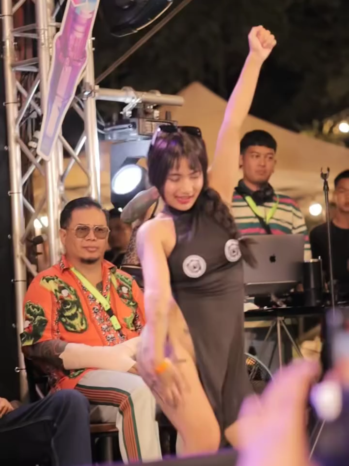 ดราม่าเหมาะสมหรือไม่‼️‼️ งานประกวดรอยสัก มีประกวด Sexy Girl แต่เต้น ไม่ใส่ ก.ก.น แบบนี้ก็ได้หรอ ดูคลิปสาวแบเต็มได้ที่ลิงค์หน้าช่องเลยจ้า #งานประกวดรอยสัก #งานประกวดรอยสัก #สาวสวย