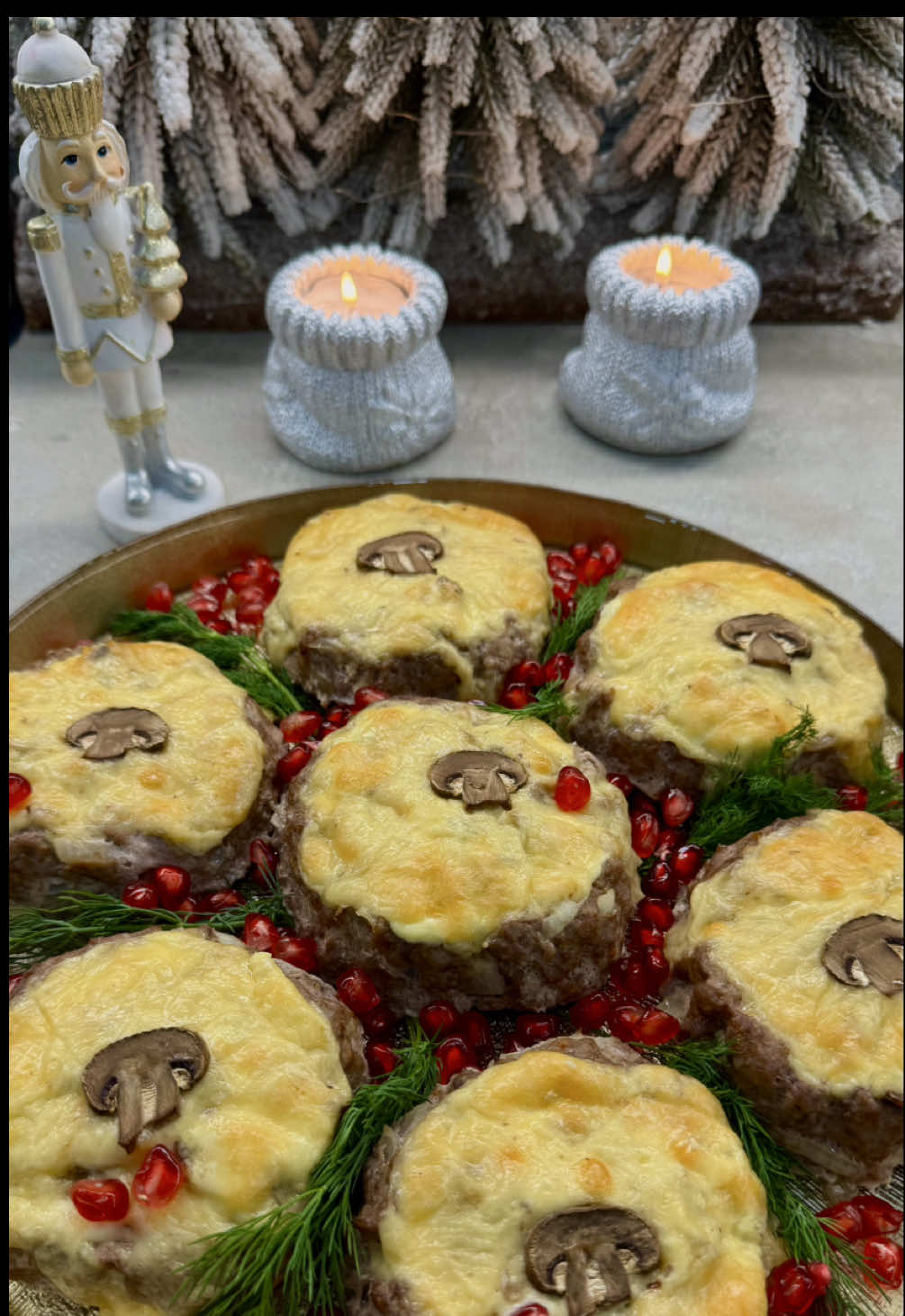 Гнёзда с грибами🤤 Это очень вкусно, сытно, и красиво! Это блюдо украсит праздничный стол!😍 Кстати, совет - приготовьте гнезда заранее, сформируйте их, выложите начинку, сверху сыр, и отправьте в морозилку👌 А в новогоднюю ночь нужно будет только выложить их на лист и отправить в духовку. Ингредиенты:  •фарш (любой по своему вкусу, у меня говядина+свинина) - 800 гр •яйцо - 1 шт •лук - 1 шт •специи - соль, копченая паприка, сухой чеснок •шампиньоны (для начинки) - 300 гр •растительное масло - для жарки •тертый сыр - 100 гр •легкий майонез (можете заменить на греческий йогурт + горчица) - по 1 ч.ложке на каждое гнездо Приготовление: К фаршу добавляем яйцо, лук, специи. Хорошо перемешиваем, отбиваем в ладонях, формируем шары из фарша.  Стаканом делаем углубление и заполняем его обжаренными грибами, смазываем сверху майонезом, посыпаем сыром.  Выпекаем 30 минут при 180 градусах. Украшаем готовое блюдо веточками укропа и зернами граната. #новыйгод #новыйгод2026 #новогодниерецепты