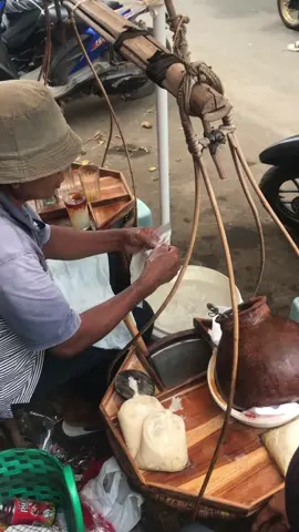 Tiga nol di uang kita mungkin akan segera hilang 💸 Pemerintah kembali membuka wacana redenominasi rupiah atau penyederhanaan nilai uang tanpa mengubah nilainya. Artinya, Rp 1.000 bisa ditulis jadi Rp 1, tapi dengan harga barang tetap sama. Wacana ini masuk dalam Rencana Strategis Kementerian Keuangan 2025–2029. Langkah ini diyakini bisa bikin transaksi lebih efisien, pencatatan keuangan lebih rapi, dan sistem ekonomi lebih cepat.  Sedangkan disisi lain, para ekonom mengingatkan: redenominasi tidak akan langsung memperkuat nilai tukar rupiah, hanya memperbaiki persepsi dan efisiensi ekonomi. Tetapi Menkeu Purbaya Yudhi Sadewa menegaskan bahwa “kebijakan ini tidak akan langsung dijalankan pada tahun ini maupun tahun 2026”. . . 𝗢𝗳𝗳𝗶𝗰𝗶𝗮𝗹 𝗔𝗰𝗰𝗼𝘂𝗻𝘁 Harian Pagi Memo X : Instagram : @hellomemo_x TikTok : @harianmemox Youtube : hello memo X  Email : redaksi.memo.x@gmail.com . . #RedenominasiRupiah #EkonomiIndonesia #UangKita #RupiahBaru #BeritaEkonomi