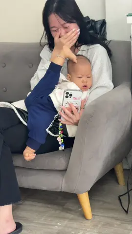 Thay vì dùng tay e ấy dùng chân 