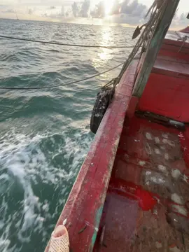 水晶很脆弱，夕阳很快就会褪色。人心难测，相聚又分崩离析！