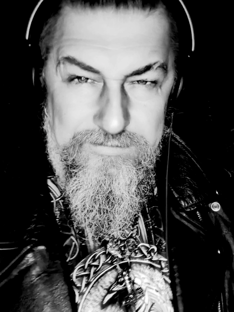 So wie du warst.  I see your image in the morning light And feel how everything inside me speaks Your laughter burns – so deep inside me I hear you softly – beside me Time passes – so quickly, so still But what I feel – remains, because I want it to Just as you were – you'll stay with me A piece of you – forever here I'll carry you on – wherever I go Just as you were – it doesn't hurt anymore Sometimes I feel you in the wind So gentle, as if I were dreaming Your voice carries me away Back to our time from before Time passes – so fast, so still But what I feel – remains, because I want it to Just as you were – you stay with me A piece of you – forever here I carry you on – wherever I go Just as you were – it doesn't hurt anymore When I see the sky above me I know you're there, so close You shine brightly on my path A star that never fades – oh yes Just as you were – you'll stay with me A piece of you – forever here I'll carry you with me – wherever I go Just as you were – it doesn't hurt anymore... Ohh ohh...... ☺️ #fürdich #viral #fyp #foryou #fy 