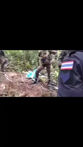 คำพูดของนายโคตรได้ใจ “มึงจ่อเหรอ” !!!!เห้ยตรงนี้กูเดินตลอด  เมื่อทหารไทยปะทะคารม กัมพูชามีทีท่าชักอาวุธใส่ก่อนถูกห้าม #fyp #ทหารไทย #ชายแดนไทยกัมพูชา #ไทยนี้รักสงบเเต่ถึงรบไม่ขลาด #ขึ้นฟีดเถอะ 