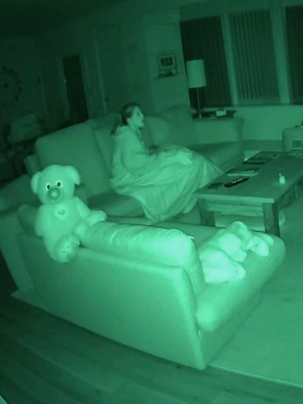 Night 15 - The teddy bear moved its head by itself… She screamed, and even the dog panicked.   Nuit 15 - L’ours en peluche a tourné la tête tout seul… Elle a crié, et même le chien a paniqué.   #paranormal #nightvision #haunted #creepyfootage #ghosttok