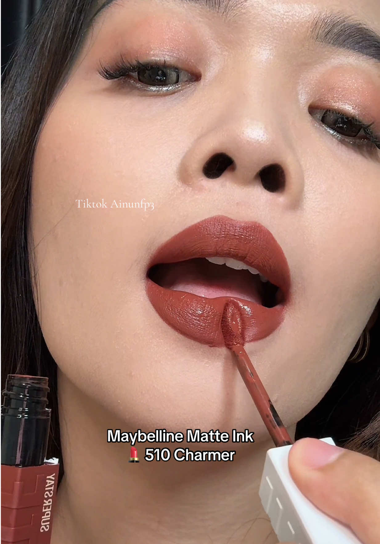 Maybelline 510 Charmer masih jadi shade paling laris di shade terbaru @Maybelline Indonesia  . . . #maybelline510charmer #cumamatteinkyangbisa #wearemaybelline #maybellinesuperstay #lipmatte 