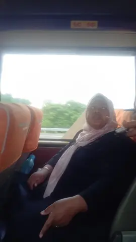 terjadi penipuan para calo Bus sugeng Rahayu Surabaya-Yogyakarta awal nya datang calo mengarahkan utk menaiki bus sugeng rahayu dengan pembayaran 195.000/orang + biaya makan di kali 3 orang , jadi pembayaran utk 3 org sebesar 585.000 kondektur datang menanyakan tiket, penumpang menanyakan sekalian biaya makan? kondektur bilang tidak bagaimana ini? penipuan bus Sugeng rahayu pdhal tiket yg sebenar nya 125.000 / orang   kondektur bus dan calo bekerjasama #sugengrahayu #sugengrahayugroup #fypシ゚ #viral_video #surabaya 