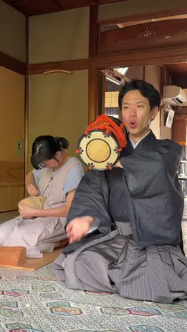 能面師の工房”面司おもかげ”様とナニワノヲトのコラボレーション第二弾！ 能楽は演者だけでなく、さまざまなお道具の魅力があります！ 面司おもかげの堀越比菜子様との制作姿と共に、ナニヲトのお囃子をお届けします。 以下のコメント共にお楽しみください！ ◎堀越比菜子 様 「徐々に表情が見えはじめてくる頃です。 美しさに惹かれて無心に手を動かす、とても好きな時間です。 小鼓の音がゆっくりした時間を刻んでいるように聞こえて、美しいな、贅沢だなと思いながら彫りました。」 ◎成田奏（小鼓方） 能面は美術品ではなく、道具として大切に扱い、今でも4~500年前の物を舞台で使用する事もあります。 小鼓の胴（Doh）も同じく古いもので、江戸時代の武士が聞いていた小鼓の音色や能面の輝きを、更なる未来へ繋げていきます。 【ナニヲト最新公演】 ◯ヲトのたね2025 〜12月公演〜（いっしょ割導入！） 🗓️【日時】12月14日（日）10:00~ 📍【会場】貞光能舞台／西宮 🎟【参加費】2,500円（当日支払い） └いっしょ割：2人以上の場合、1人あたり2,000円 └小学生以下：500円　同伴者はいっしょ割適用 🔸 能は観たことがないけど、少し気になる 🔸 親子で能に触れてみたい 🔸 能の演目をより深く知りたいのように、初めて能楽を観る方も能楽ファンの方も楽しんでいただける、笑いあり感動ありのお囃子コンサートです！ ↓ご予約はハイライトの「公演予約」から！↓ https://www.noh-naniwoto.com/blank-3/wotonotane2025-12tsukikoen-isshowaridonyu #能 #能面 #noh #japan #japaneseculture 