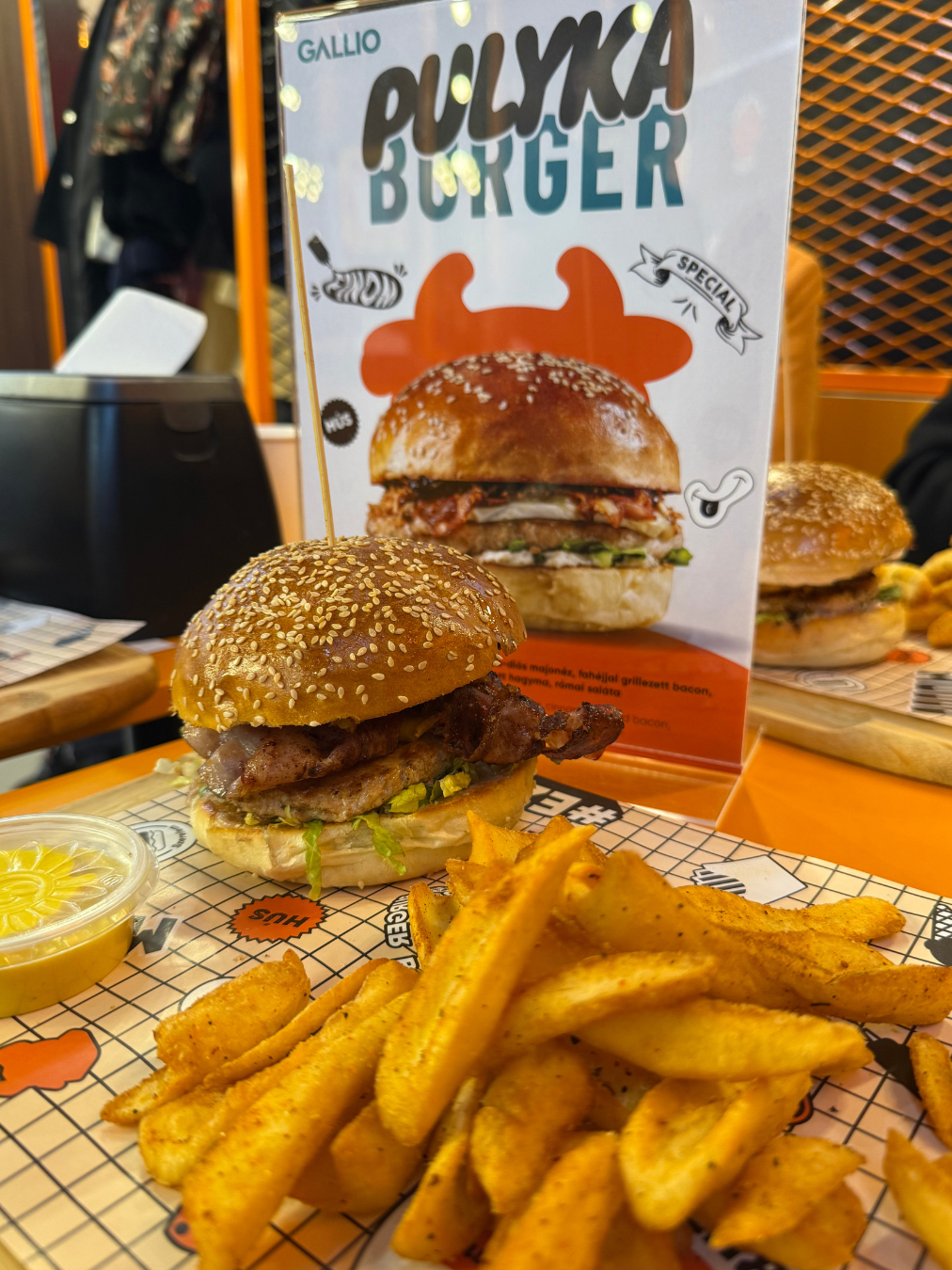 Elsőként próbálhattuk ki a Bamba Marha Burger és a Gallio közösen megálmodott új burgerét, a Bamba Pulyka Burgert, amihez az inspirációt a Gallio pulykahús adta! A hónap burgerét a brie sajt, a zsályás-diós majonéz, és a fahéjjal grillezett bacon teszi még különlegesebbé! Ne maradj le, kóstold meg te is!😍 @bambamarhaburgerbar  #fyp #sobors #bambamarhaburger #gallio #pulykaburger