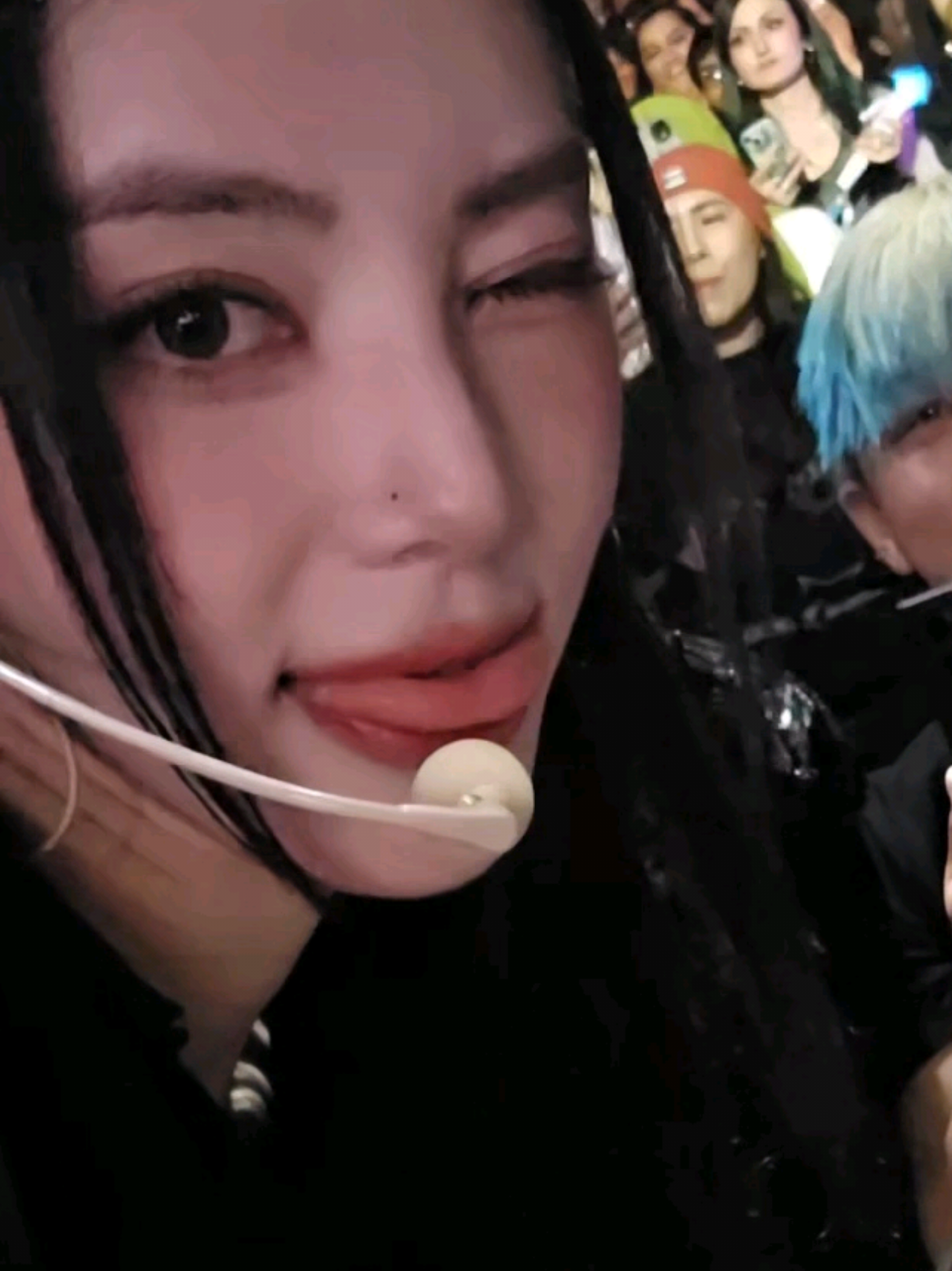 Jinsoul phone grab #jinsoul #artms #grandclubicarus  #kpop 