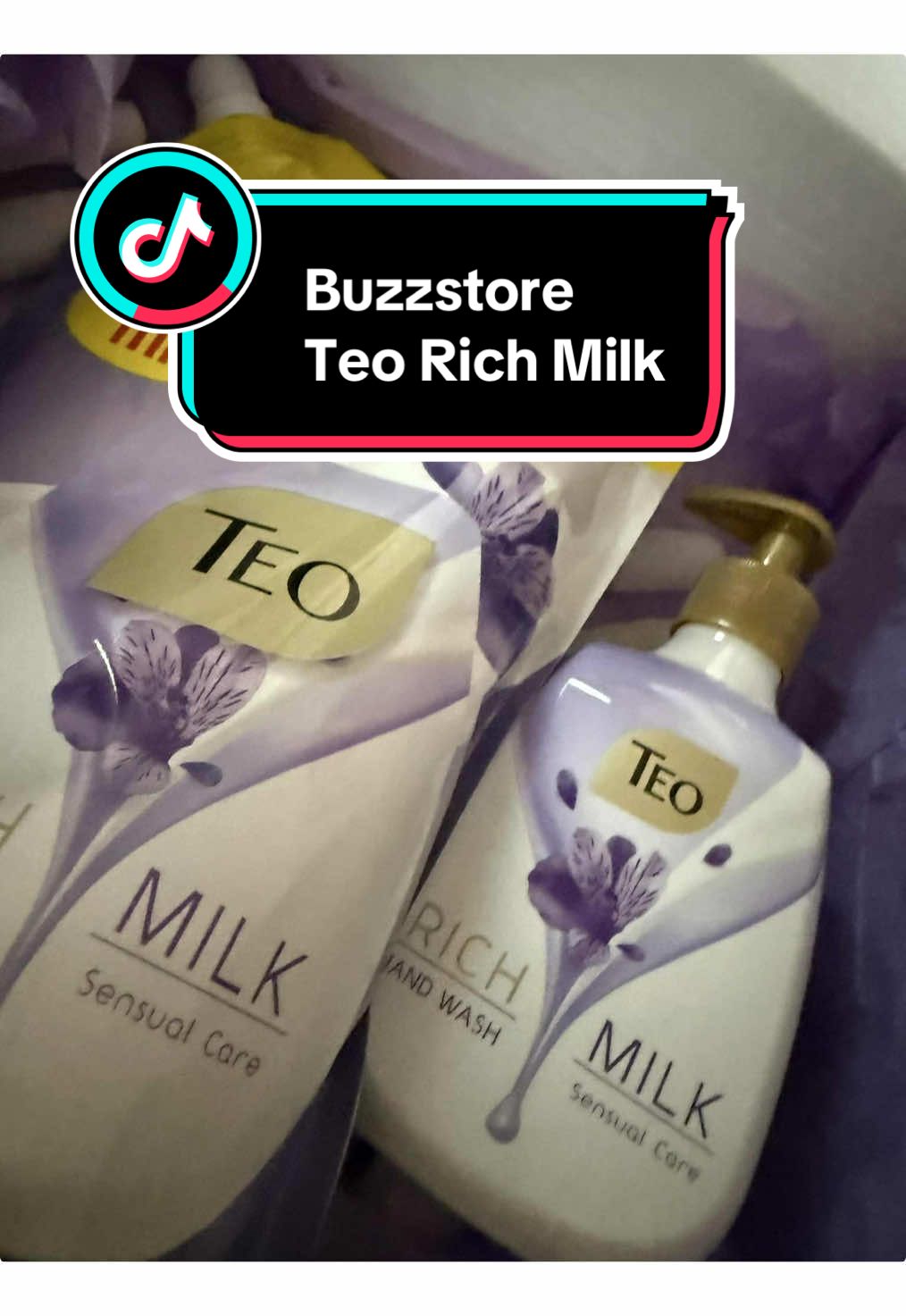 • Săpunul lichid Teo Rich Milk Sensual Care transformă spălarea mâinilor într-un moment de bucurie. Cu un parfum senzual și elegant, produsul este creat special pentru a oferi catifelare și hidratare de durată. • Datorită formulei delicate cu proteine din lapte , săpunul curăță în profunzime, menținând pielea fină și protejată.  • Rezerva generoasă de 900 ml este ideală pentru întreaga familie, oferind mai multă grijă zi de zi. >> Ce beneficii îți aduce Teo Rich Milk Sensual Care? -Piele catifelată: Hidratare intensă cu ajutorul proteinelor din lapte. -Parfum senzual: Note rafinate care aduc o stare de bine și relaxare. -Format generos: Flaconul de 900 ml este perfect pentru uz zilnic acasă. #BUZZ_TeoRichMilk900, #TeoRomania #ingrijire @BUZZStore @Teo Romania 