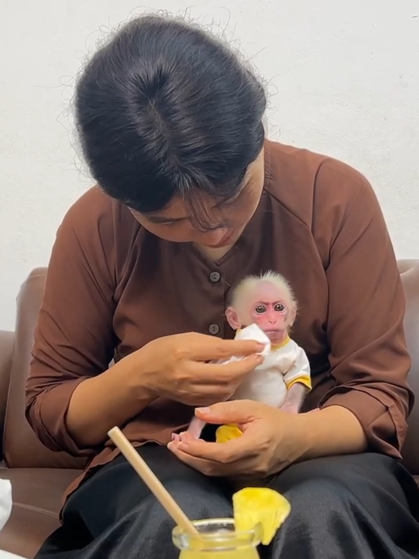 Monkey Xuzi experiences making and enjoying pineap