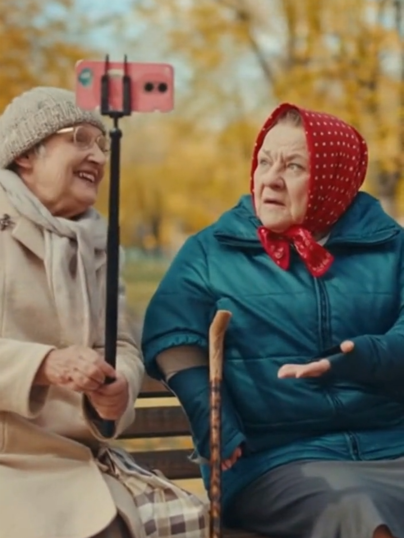 Kij do selfie po babcinemu! 😂 Kiedy babcie odkrywają selfie 📸 30 dolarów za kij?! W lesie zrobimy za darmo! 🌲 Zabawna scenka o dwóch polskich babciach, które odkrywają „kij do selfie”. Jedna mówi, że wnuczka kupiła kij za 30 dolarów, a druga — że w lesie zrobi za darmo! 😂 Lekki humor o spotkaniu pokoleń i technologii. 🎥👵 Co się dzieje, gdy technologia spotyka polskie babcie? Chaos i śmiech gwarantowane! 😂 Ten film to fikcja komediowa. Wszelkie podobieństwa do osób i zdarzeń są przypadkowe. 😂 Subskrybuj po więcej babcinej mądrości i śmiechu! 💬 Napisz w komentarzu — jak twoja babcia zareagowałaby na kij do selfie? #PolskieBabcie #KijDoSelfie #PolskaKomedia #ŚmieszneBabcie #KrótkiFilm #PolskiHumor Celem naszych filmów jest dostarczanie rozrywki i wiedzy, często poprzez satyrę. Nie traktujcie wszystkiego całkiem serio :) Ten materiał został wygenerowany z wykorzystaniem AI.