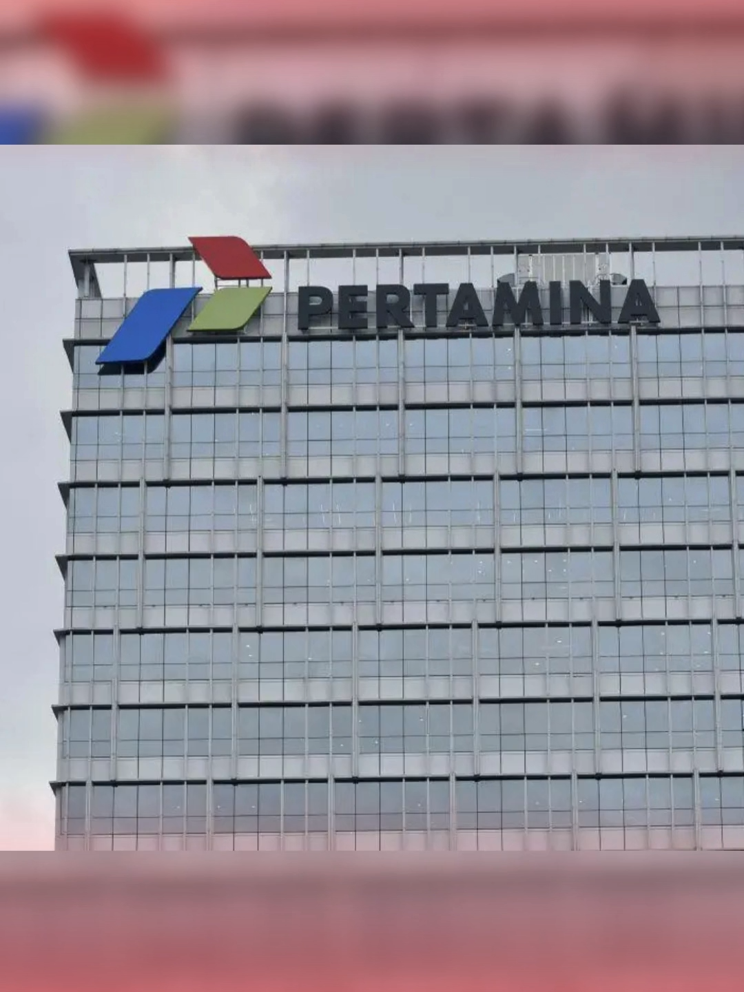 Pemerintah tekan gas — mulai 2027, BBM di Indonesia akan wajib mengandung 10% etanol (E10). Pertamina siap mendukung dengan memperkuat infrastruktur dan menggandeng berbagai pihak untuk produksi bioetanol. 🌱  Source: IDN Times. #EnergiTerbarukan #E10 #Pertamina