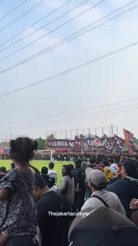 Lagi latihan pun kita semangatin apalagi kalo lagi bertanding , bukan marah marah sama team kaya tetangga sebelah 😂🤣😂🤣 #persijasampemati #thejak #curvanord #gariskeras #macankemayoran 