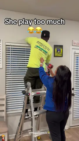 Finger pretending to drill bit scares boyfriend😹😹 #scareprank #prank #foryou #funny #scare #tiktok