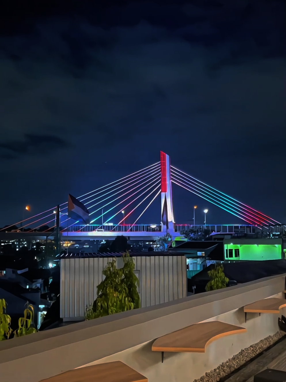 Maafkan aku, jika langkahku pernah menjauh, bukan karena tak ingin dekat, tapi karena takut melukai dengan cara yang sama. Maafkan aku, jika diamku terdengar dingin, padahal di dalam dada, ada ribuan kata yang tak sanggup keluar. Aku bukan hujan yang bisa kau tunggu, bukan pula senja yang indah di tiap sore, aku hanya manusia yang belajar tentang bagaimana cara tidak kehilangan lagi. Maafkan aku… bila kehadiranku tak lagi seperti dulu, karena kadang cinta pun harus belajar untuk pergi dengan tenang. #bandungaesthetic #bandunghits #bandungvibes #bandungkotakembang #pasopati 