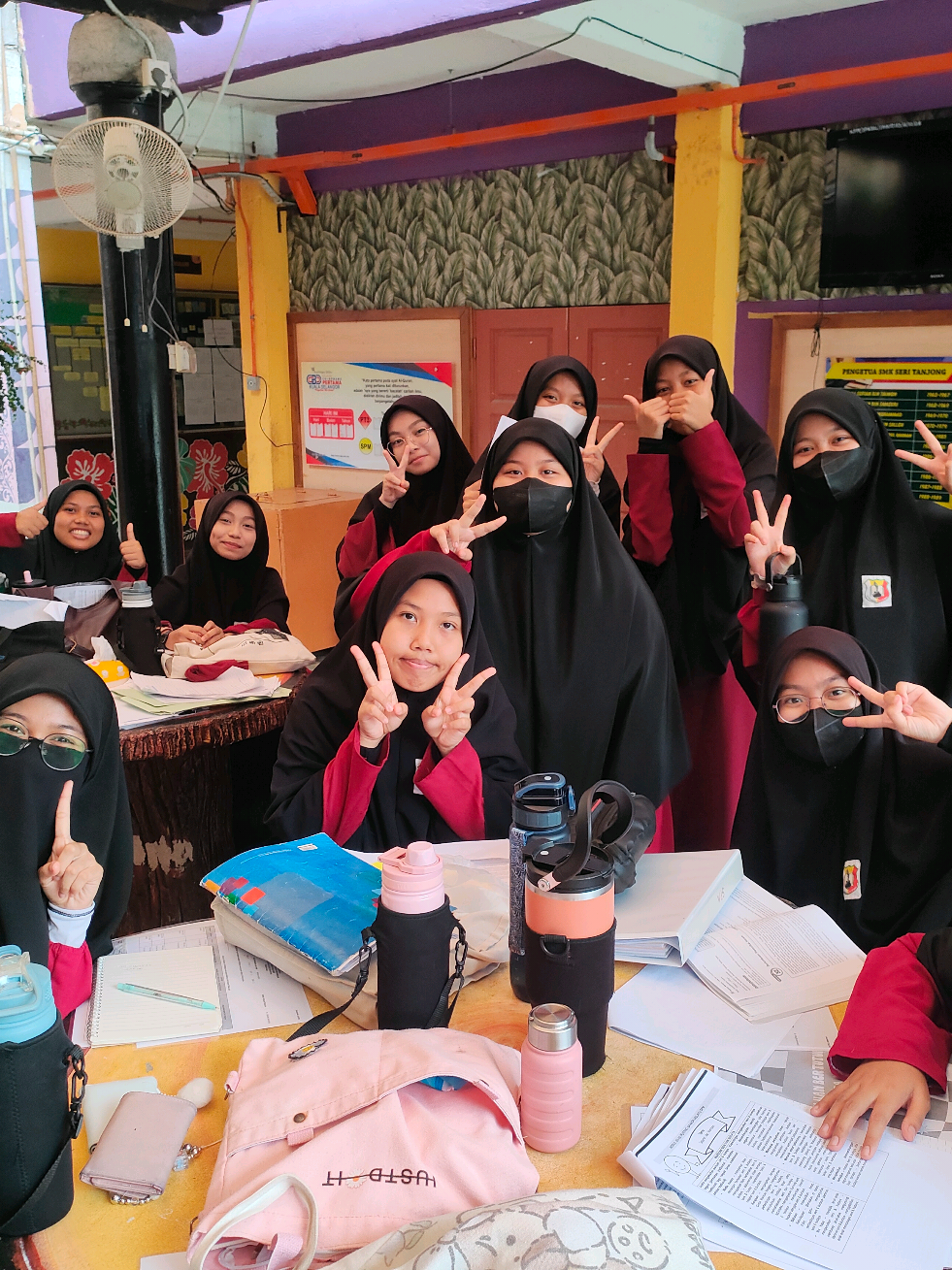 Throwbackk sikit ragam lepas ujian bertutur BM harituu😭🤣 Tiap tahun semua akan tak relax lepass keluarr bilik exam🤣  #ujianbertutur #ubbm #spm2025 