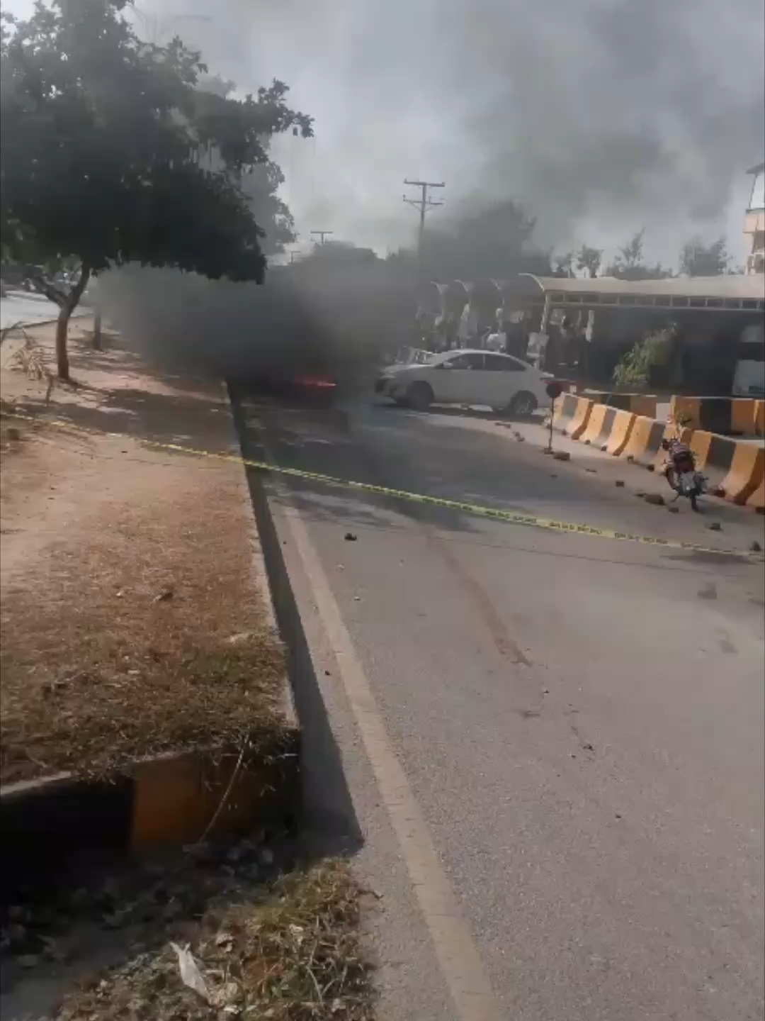 ‏اسلام آباد کچہری کے باہر خ ود ک ش دھ م اک ہ  ابتک 6 افراد جاں بحق جبکہ 12 زخمی ۔ #IslamabadBlast #BreakingNews #PakistanNews #maidandigital #islamabadcourt #SuicideAttack #PIMSHospital #Terrorism #LawAndOrder #SecurityAlert #police #islamabad #NewsUpdate #PakistanBreaking #emergency