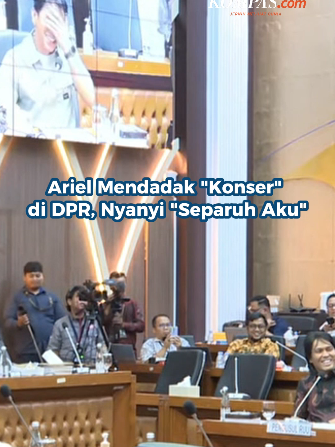 Wakil Ketua Vibrasi Suara Indonesia (VISI) Ariel NOAH mendadak bernyanyi di Gedung DPR, Selasa (11/11/2025). Awalnya, Ketua Badan Legislasi (Baleg) DPR Bob Hasan meminta Ariel untuk bernyanyi agar suasana rapat menjadi lebih rileks. Kedatangan Ariel dan sejumlah musisi, antara lain Vina Panduwinata, Armand Maulana, Fadly Padi Reborn, untuk membahas Harmonisasi RUU Tentang Perubahan UU Nomor 28 Tahun 2014 Tentang Hak Cipta. Penulis: Adhyasta Dirgantara, Robertus Belarminus Kreatif: Jessica Meisya Kurnia Produser: Reza Kurnia Darmawan ~J #ArielNoah #DPR #Jakarta #Peristiwa ##Cut
