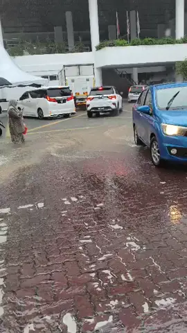 Uum banjir  Hujan lebat di UUM sekarang. Semoga semuanya selamat Kredit (group wassup) #uum #banjir #banjirkilat 