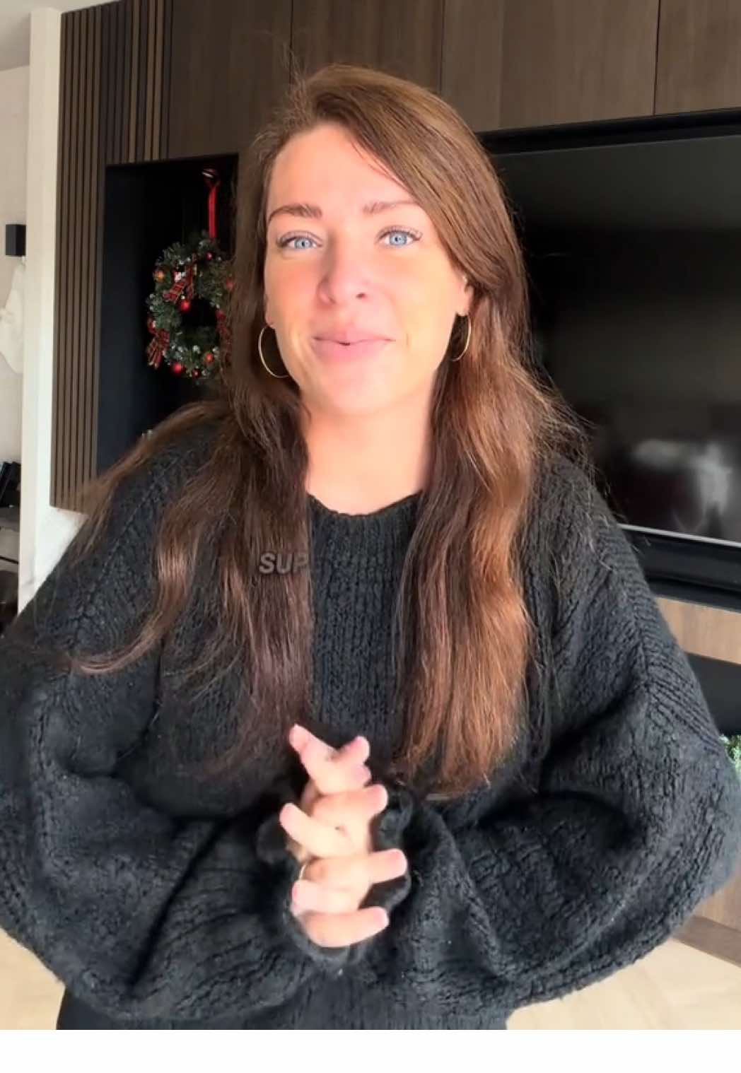 Vandaag echt een dipdag 🥀geen idee waarom. Zullen de hormonen wel weer zijn, heb jij hier ook zo last van?  Vandaag dus lekker een comfy outfit🖤 Ik heb trouwens meerdere zwarte flareds. Dit is dus een schone!🧐 #MomsofTikTok #momtok #dagvlog #dayinmylife #daily 