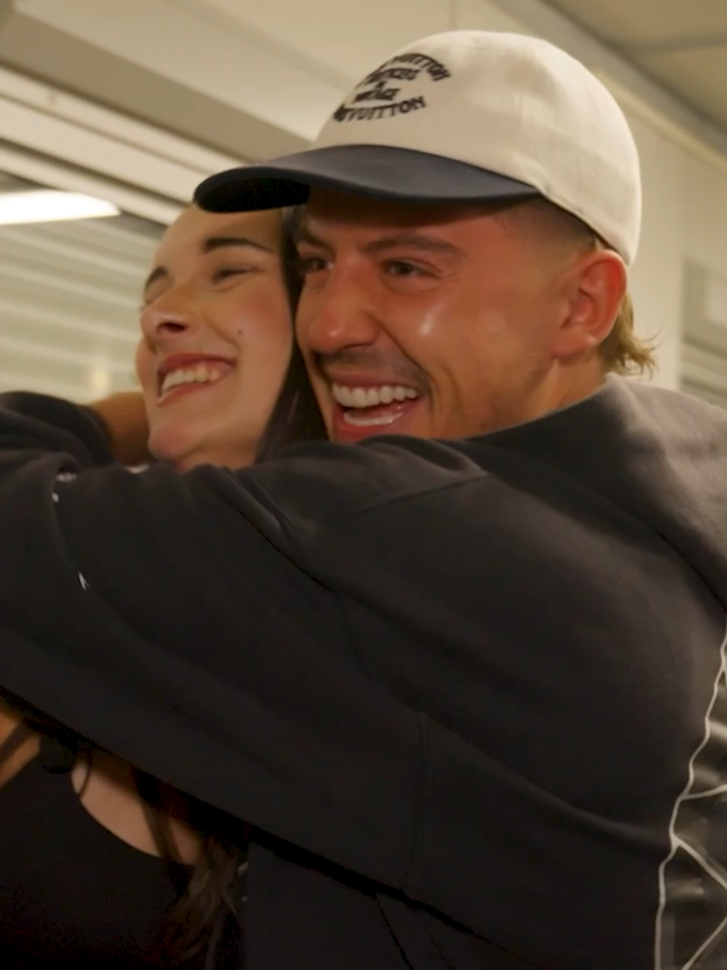 Een tattoo met Lil’ Kleines handschrift? 😱 Fan Z is terug met de leukste superfanverhalen! We volgen acht gepassioneerde fans die hun persoonlijke en verrassende verhalen rondom hun fandoms met ons delen. Wie heeft er van het fan zijn z'n werk kunnen maken? Bij wie is de liefde voor het fandom er met de paplepel ingegoten? En wie heeft z'n idool eindelijk ontmoet!? 👁️ Meer zien?! Check ‘Fan Z’ elke woensdag om 16:00 uur op het YouTube-kanaal van NPO 3! #fanz #avrotros #npo3