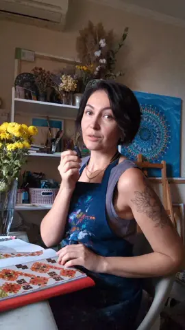 Ось мінімальний набір документів, який реально потрібен художнику/майстру ФОП на старті: 1. Витяг з ЄДР (реєстрація ФОП) 2. Виписка про систему оподаткування (єдиний податок, група) 3. Рахунок на оплату (для клієнтів — особливо юр. осіб) 4. Акт виконаних робіт / наданих послуг (якщо працюєш із компаніями) 5. Договір з клієнтом (шаблон: створення роботи / проведення майстер-класу) 6. Політика передоплати та повернення (оферта для онлайн-замовлень) Усе інше (накладні, авторські договори, страхування, сертифікати тощо) — вже за потреби, коли з’являються масштабніші замовлення чи співпраці з галереями.