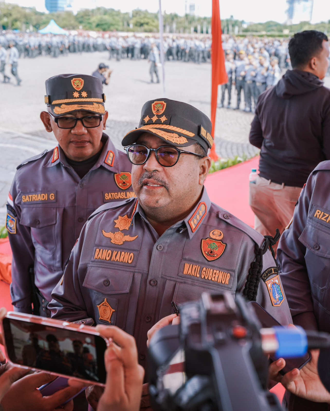 Pagi tadi saya mengukuhkan Satlinmas dan Satgas Linmas Provinsi DKI Jakarta.  Dengan resmi, saya juga menyampaikan apresiasi untuk pahlawan kita, Bapak Alm. Atim Suhara yang beberapa waktu lalu menggagalkan aksi curanmor saat bertugas. Duka dan doa saya menyertai keluarganya.   Selamat bertugas Satlinmas dan Satgas Linmas, InsyaAllah bareng bareng kita jaga warga, kita jaga Jakarta! 💪🔥