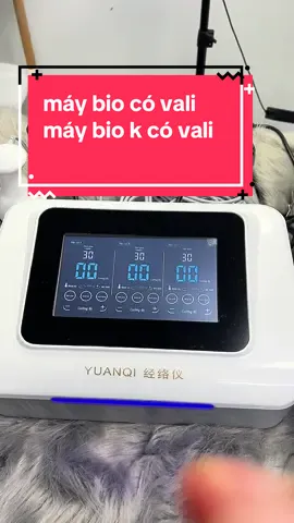 ❤️Máy BIO KẾT HỢP AI NHÂN TẠO.dưỡng sinh chăm sóc sức khoẻ hiệu quả có tác dụng “thần kỳ” Cải thiện cương khớp của cơ thể: 👉Tình trạng suy yếu chức năng của hệ thống cơ, xương, khớp, dây chằng và thần kinh. 👉Người bệnh sẽ bị đau, giảm khả năng di chuyển, gây trở ngại trong sinh hoạt hằng ngày và giảm chất lượng cuộc sống. 👉Bệnh về cơ xương khớp rất đa dạng với 200 loại bệnh, được chia thành 2 nhóm chính gồm:  – Bệnh do chấn thương như tai nạn sinh hoạt, chấn thương thể thao,…  – Bệnh không do chấn thương gồm các bệnh lý như  Viêm khớp dạng thấp, Viêm khớp cột sống Viêm cơ tự miễn, xơ cứng bì) Viêm khớp tinh thể (gout) Những loại bệnh thoái hóa xương khớp, Viêm gân, u xương, hoại tử chỏm xương đùi,.. Dưỡng sinh Tam Thông Đại Sư “thần kỳ” là sự kết hợp của bấm huyệt, massage, châm cứu trị liệu đông y chỉ bằng một máy điện phân dẫn thuốc thảo dược lên các vùng cơ thể.  👉Giải quyết những vấn đề nan giải của cơ thể: xương không đúng vị trí, gân không mềm, khí không thông, huyết không thông bởi nó sẽ thẩm thấu sau qua lớp da và gân dẫn vào các dây thần kinh trong xương. Bao gồm: 60 nghìn tế bào, 14 đường kinh lạc, 365 huyệt vị, 650 cơ, 206 xương khớp  – Việc tuần hoàn lưu thông trong toàn bộ cơ thể là yếu tố đặc biệt quan trọng. – Nếu bất kỳ một hệ mạch nào bị gián đoạn hoặc tổn thương. Cơ thể lập tức sẽ đau đớn, kèm theo nhiều biến chứng không thể lường trước được. – Bằng phương pháp tam thông đại sư tác động trực tiếp đến các huyệt đạo. Giúp kinh mạch khai thông, tăng cường lưu thông khí huyết. Làm đẹp, điều chỉnh vóc dáng hiệu quả – Con người và đặc biệt là chị em phụ nữ đều cũng muốn có một vóc dáng chuẩn đẹp. Nâng cơ mặt trẻ hóa làn da Do thời gian, tuổi tác sẽ khiến mô mỡ bụng đầy lên và da bụng chảy xệ., Bên cạnh đó đối với cơ thể của nam giới bị to bụng bởi các các tác nhân như: rượu, bia, các chất kích thích khác,… làm cho cơ thể trở nên nặng nề. Cân bằng bảo vệ dương khí Âm dương cân bằng