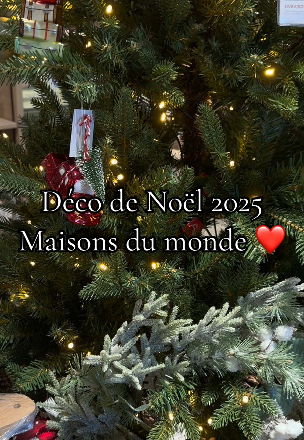 🕯️ J’ai craqué pour la déco Noël 2025 chez Maisons du monde😍 Rouge, vert, doré… la magie du vrai Noël d’enfance revient 🎄 Dis-moi 👉 tu commences ta déco quand cette année ? 🎅🏼 #ChristmasVibes #ChristmasDecor #TikTokMaison #InspirationNoel #FYP     Collaboration commerciale @Maisons du Monde @Viewy ❤️