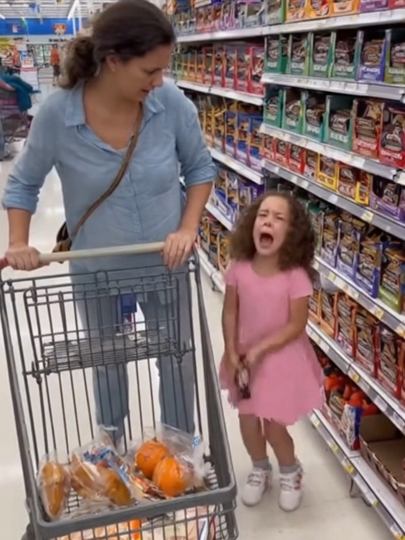 🛒😂 Quando a criança ativa o modo birra no meio do mercado e a mãe só quer desaparecer! 🤦‍♀️ 🎬 Cena clássica: “Mãããe, eu quero DOCEEEE!” 🍭 💥 Marca aquele amigo que já passou vergonha assim!#viral #tiktok #bora #Birra #criança #fyp #ia #Supermercado #reels #compras #super