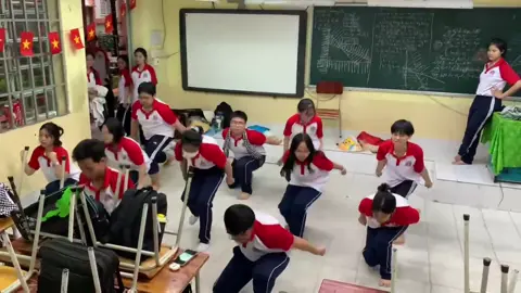 Bản tập tại lớp ( lần đầu các bạn ấy tập văn nghệ 👉🏻👈🏻) BD: Me  Hỗ trợ: @Minh Anh @Lợi Thành #daikhaihoantoithuong2025#theflob #dancechallenge 