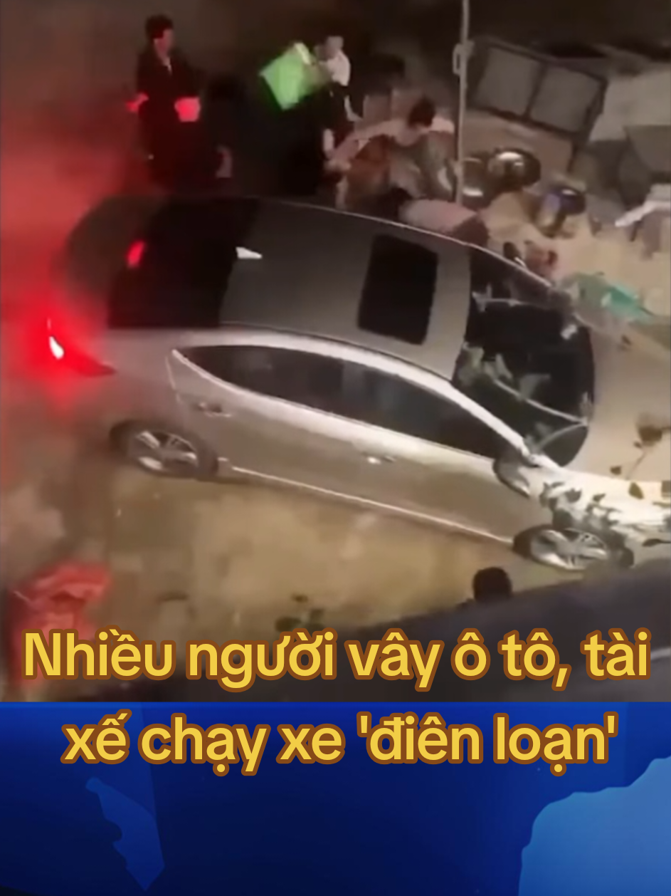Mạng xã hội lan truyền một số đoạn video ghi lại cảnh chiếc ô tô bị nhiều người vây quanh, la hét, một số người dùng tay và vật cứng đập vào thân xe, khiến tình hình hỗn loạn. Liên quan vụ việc, công an đã mời các bên liên quan lên làm việc. #tinnhanh #tinnong #tintuc #tin24h #fyp 