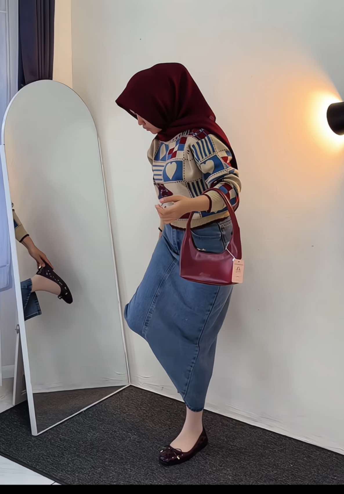 Spill disni yawwww@Viyaa  🖇️link baju no 170 🖇️link rok no 42 #outfitinspo #styleoutfit #rokjeans #sweater #atasanrajut 